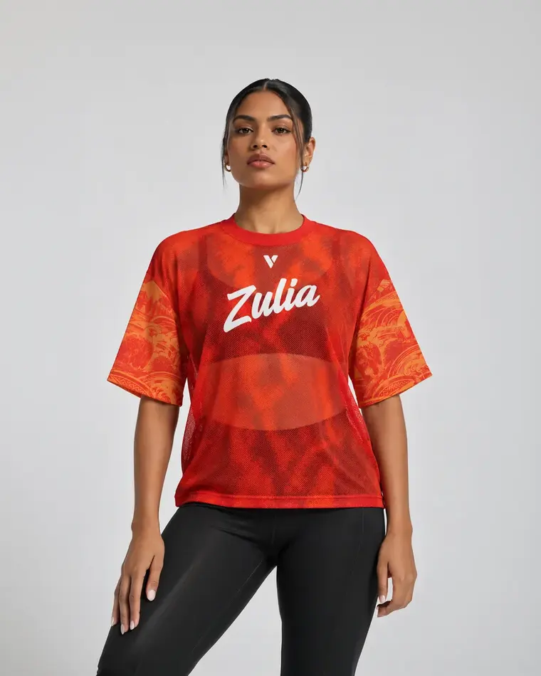 Modelo con la franela Zulia Mesh 2026